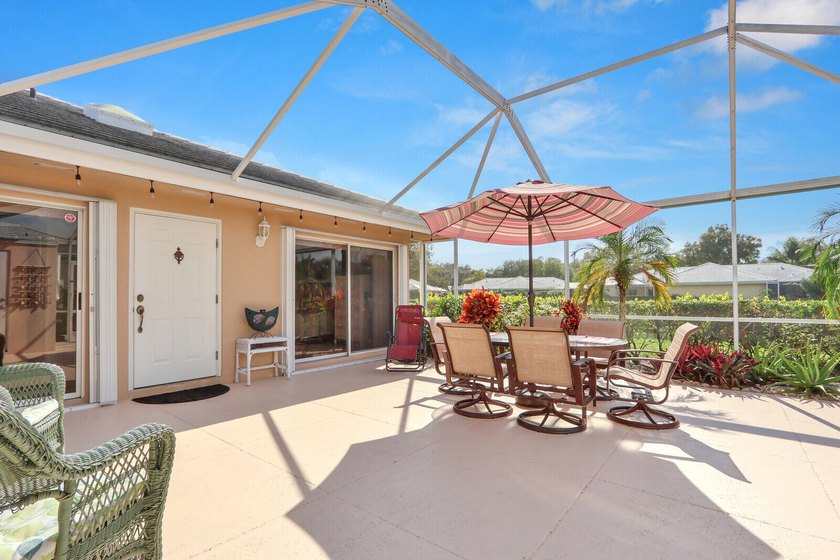 Spacious 2-bedroom, 2-bath corner lakefront unit featuring a - Beach Townhome/Townhouse for sale in Palm Beach Gardens, Florida on Beachhouse.com