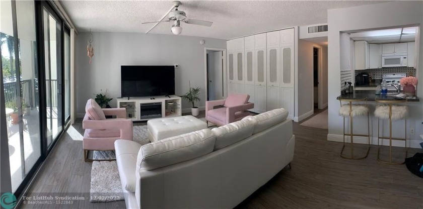 This lovely spacious 1 bed / 1.5 bath unit has tons of natural - Beach Condo for sale in Fort Lauderdale, Florida on Beachhouse.com