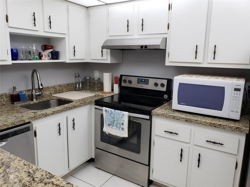 Beautiful 1 Bedroom and 1 1/2 bathroom. Very big unit very well - Beach Condo for sale in Lauderhill, Florida on Beachhouse.com