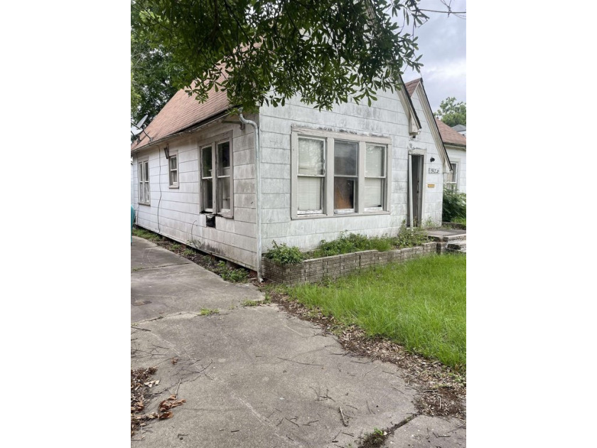 Opportunity knocks! This 3-bedroom, 1-bath home is a diamond in - Beach Home for sale in Port Arthur, Texas on Beachhouse.com