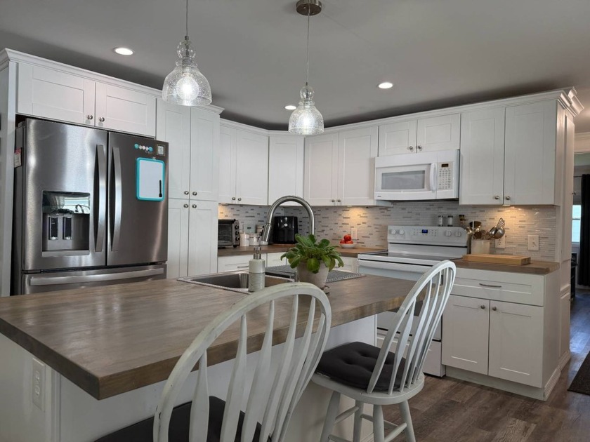 This beautiful, remodeled home offers 2 bedrooms and 2 bath; is - Beach Home for sale in North Fort Myers, Florida on Beachhouse.com