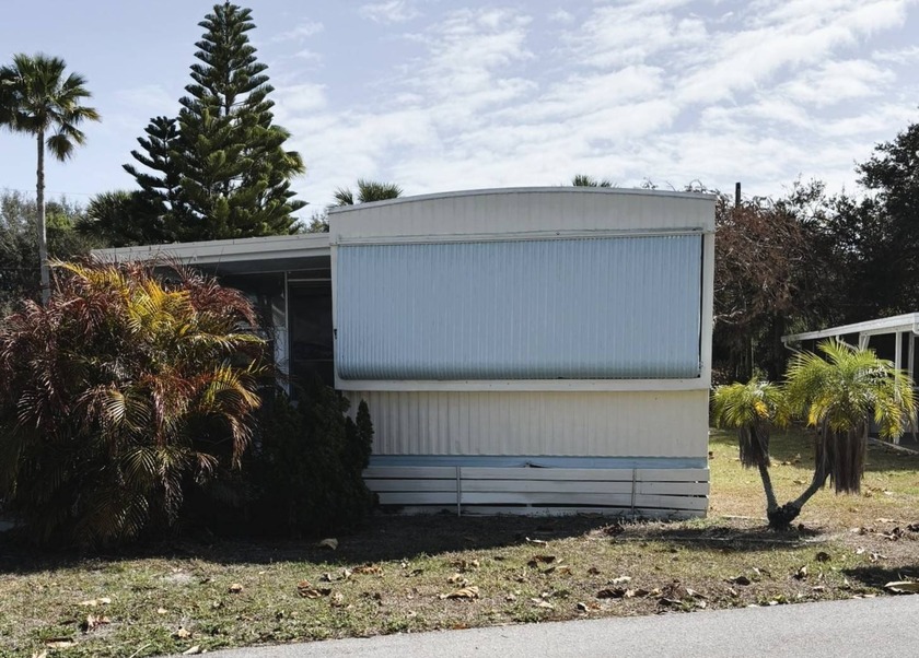 2-bedroom, 1-bath 1977 manufactured home features a durable - Beach Home for sale in Sebastian, Florida on Beachhouse.com
