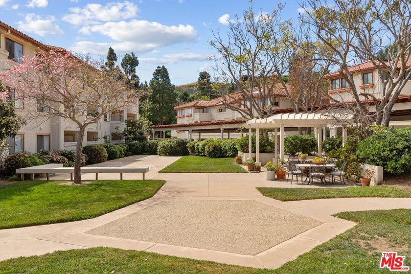 Affordable, attractive condo for SENIORS in Pacific Palisades in - Beach Condo for sale in Pacific Palisades, California on Beachhouse.com