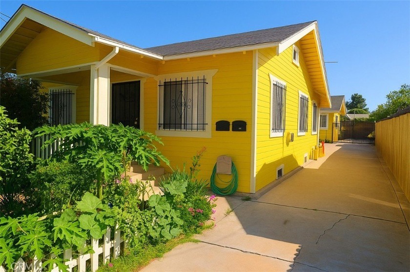 This duplex is well-maintained and versatile multi-unit property - Beach Townhome/Townhouse for sale in Long Beach, California on Beachhouse.com