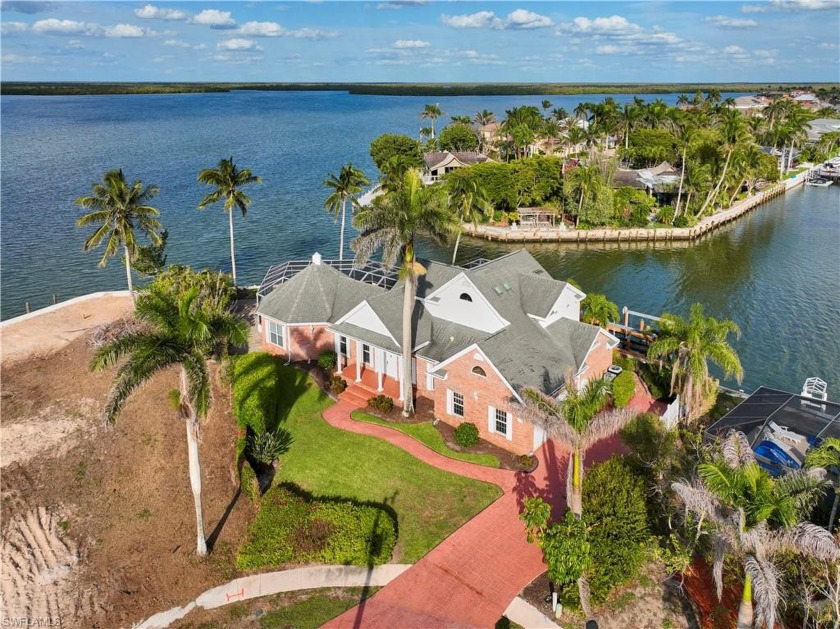 Incredible opportunity in the prestigious river area of Marco - Beach Home for sale in Marco Island, Florida on Beachhouse.com