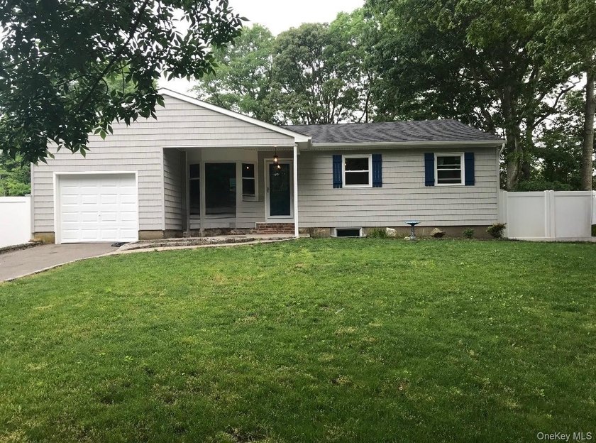 Back on Market! This beautiful 4 bedroom ranch boasts 2 full - Beach Home for sale in Bellport, New York on Beachhouse.com