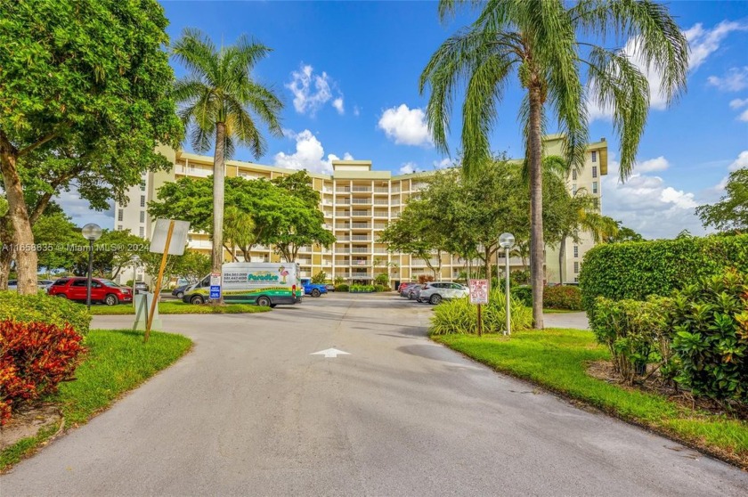 Beautiful condo in the exclusive Palm Aire Country Club. This - Beach Condo for sale in Pompano Beach, Florida on Beachhouse.com