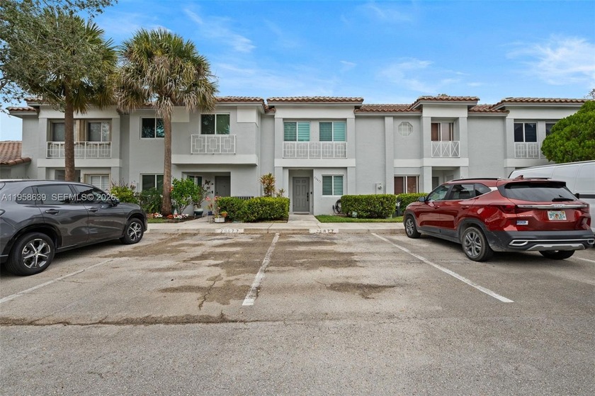 Beautiful fee simple lakefront townhome located in the highly - Beach Townhome/Townhouse for sale in Pembroke Pines, Florida on Beachhouse.com