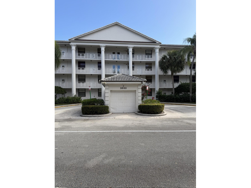 Beautifully updated 2BR/2BA condo (ALL AGES) with a gorgeous - Beach Condo for sale in West Palm Beach, Florida on Beachhouse.com