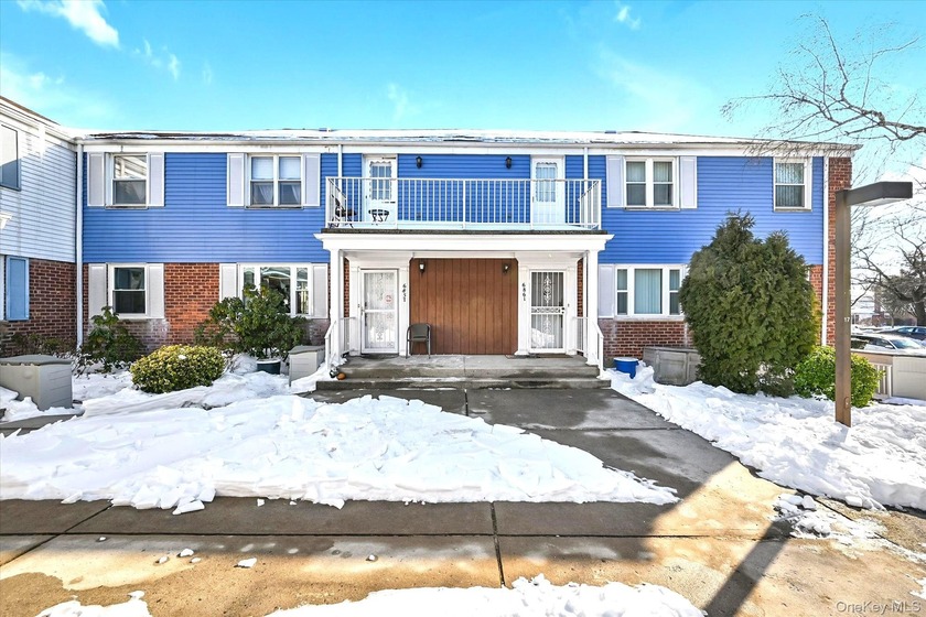 Ownhome-style duplex condo with parking and top schools Ps213 - Beach Condo for sale in Bayside, New York on Beachhouse.com