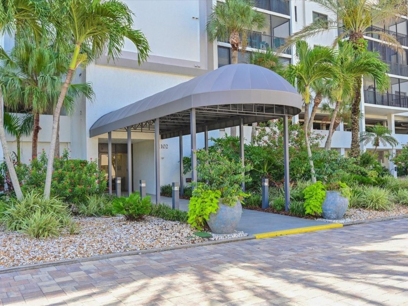 BEAT THE SNOWBIRDS. GREAT LOCATION.  The is the beachfront home - Beach Condo for sale in Sarasota, Florida on Beachhouse.com