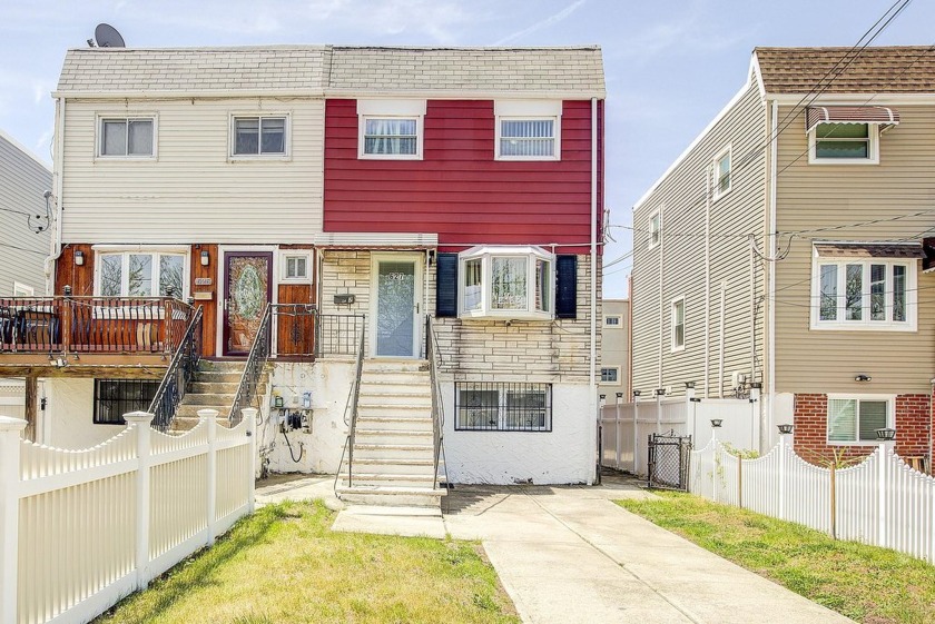 Come enjoy the beach life in this Semi-detached single-family - Beach Townhome/Townhouse for sale in Arverne, New York on Beachhouse.com