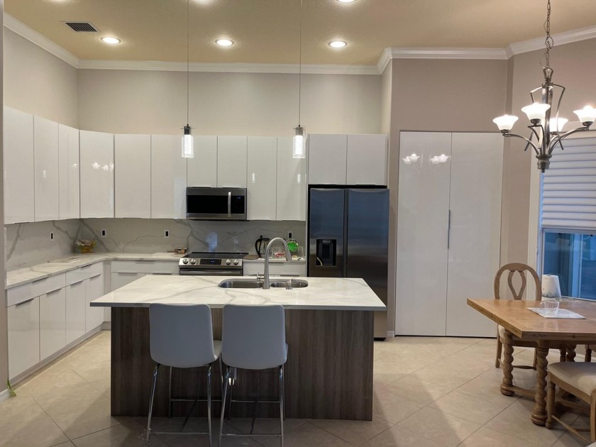 Amazing open concept living with gorgeous long lake vistas - Beach Home for sale in Boynton Beach, Florida on Beachhouse.com