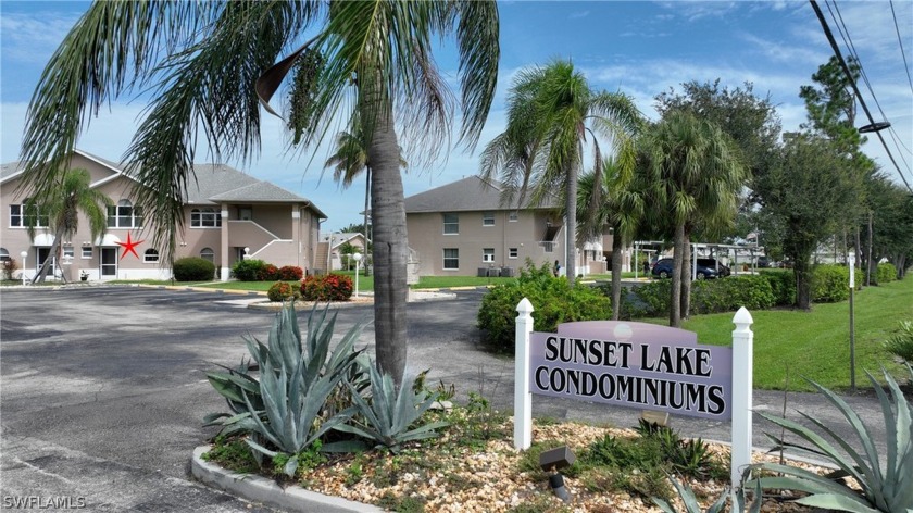 Welcome to Sunset Lake! This large, 2-story, charming condo is a - Beach Condo for sale in Lehigh Acres, Florida on Beachhouse.com