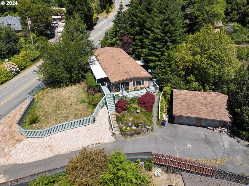 DISCOVER COASTAL LIVING in this charming 2 bed, 2 bathroom - Beach Home for sale in Brookings, Oregon on Beachhouse.com