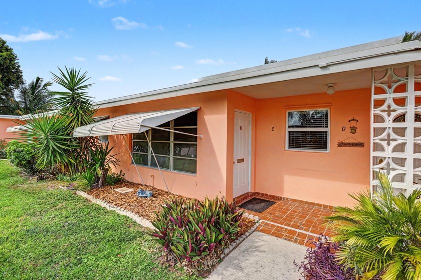 Welcome to easy living in this charming villa located in a - Beach Home for sale in Boynton Beach, Florida on Beachhouse.com