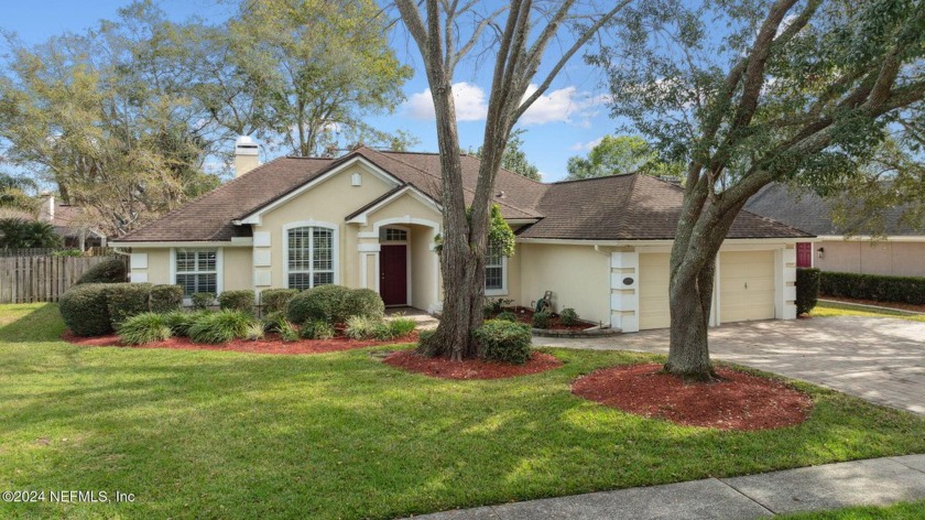 This charming home features mature trees, a pavered driveway - Beach Home for sale in Fleming Island, Florida on Beachhouse.com