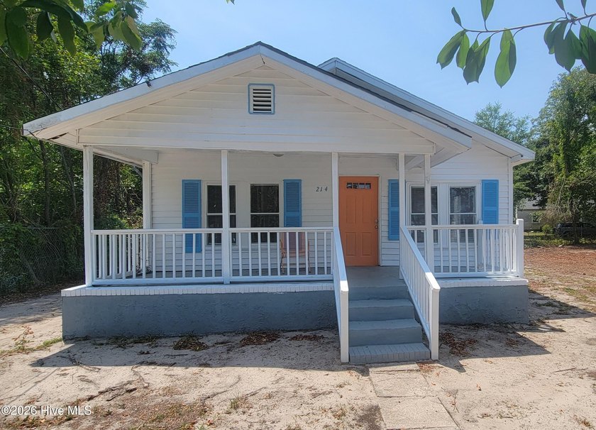 Rare opportunity in Sunset Park. 4-bedroom home with attached - Beach Home for sale in Wilmington, North Carolina on Beachhouse.com