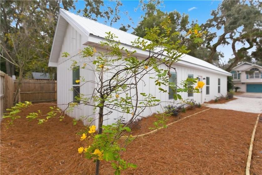 Beautiful new construction in mid-St. Simons Island with a - Beach Home for sale in Saint Simons, Georgia on Beachhouse.com