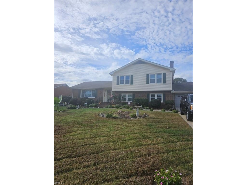 Beautiful traditional style home.  Located on a large lot in the - Beach Home for sale in Chesapeake, Virginia on Beachhouse.com