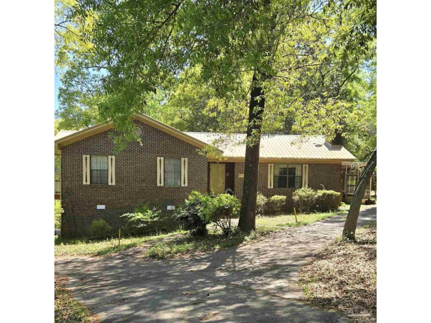 Don't let the charm of this 5 acre Milton home pass you by! As - Beach Home for sale in Milton, Florida on Beachhouse.com