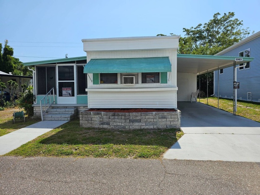 Wow! Opportunity knocks! Spacious 2 bedroom / 1 bath home with a - Beach Home for sale in St. Petersburg, Florida on Beachhouse.com