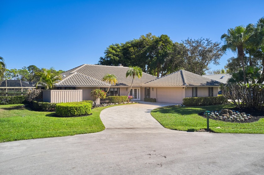 Rare opportunity in Marlwood Estates at PGA National! This - Beach Home for sale in Palm Beach Gardens, Florida on Beachhouse.com