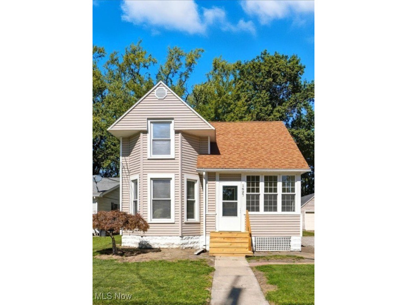 Charming Colonial Just 3 Blocks from Lake Erie! Freshly painted - Beach Home for sale in Ashtabula, Ohio on Beachhouse.com