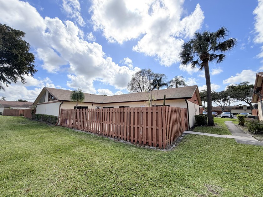 WELCOME HOME to this beautifully maintained 3 bedroom, 2 - Beach Home for sale in West Palm Beach, Florida on Beachhouse.com