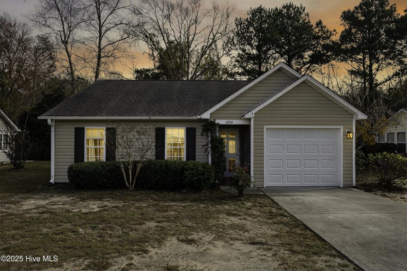 Welcome to Hailsham at Lord's Creek! This beautifully maintained - Beach Home for sale in Wilmington, North Carolina on Beachhouse.com