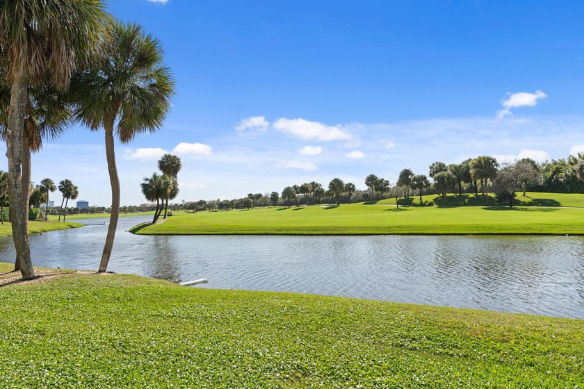 Welcome to a rare opportunity to own a spacious golf villa - Beach Townhome/Townhouse for sale in West Palm Beach, Florida on Beachhouse.com