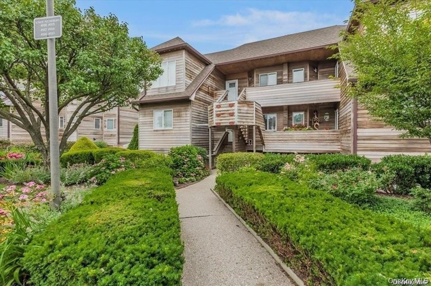 This rarely available end unit at the Bluffs in Baiting Hollow - Beach Condo for sale in Baiting Hollow, New York on Beachhouse.com