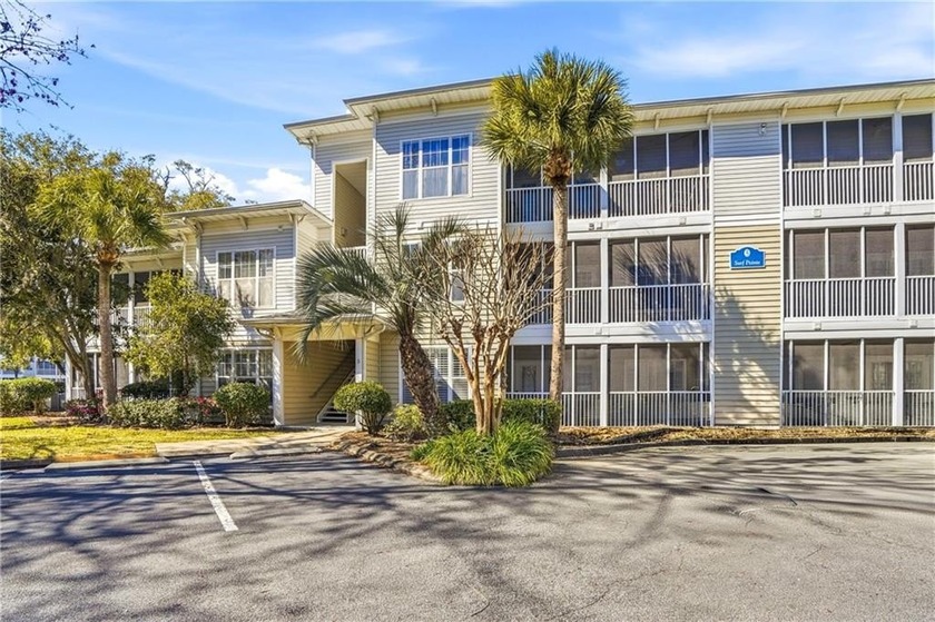 Totally RENOVATED, freshly painted, and move-in ready, this - Beach Condo for sale in Saint Simons, Georgia on Beachhouse.com