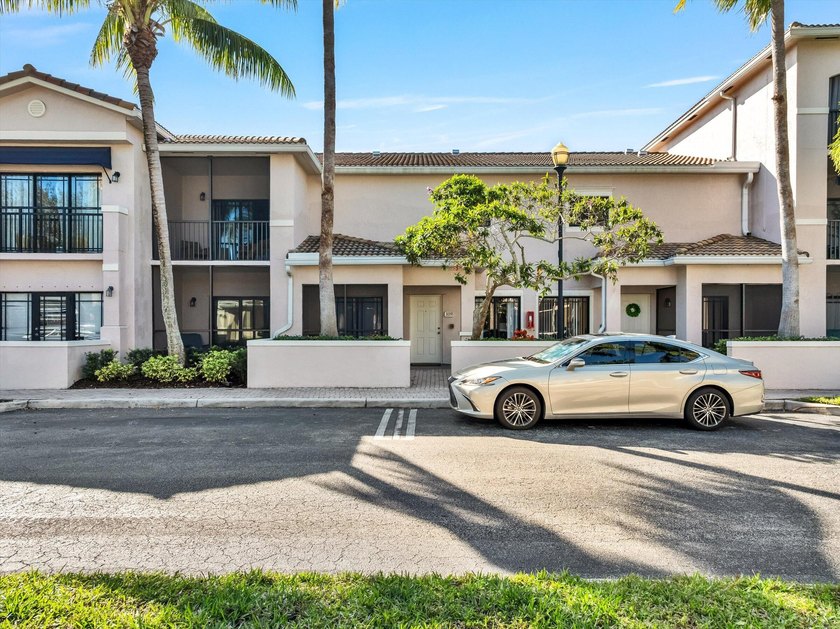 Beautifully updated 3-bedroom, 3-bath, plus loft residence - Beach Townhome/Townhouse for sale in Palm Beach Gardens, Florida on Beachhouse.com