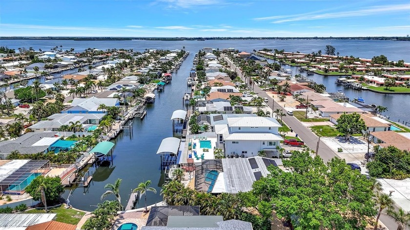 Boat Dock, 10,000 boat lift, swimming pool, Updated Kitchen - Beach Home for sale in Bradenton, Florida on Beachhouse.com