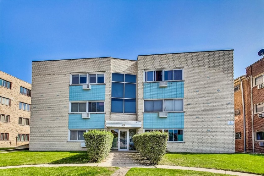 Welcome to this charming 2-bedroom, 1.5-bathroom condo located - Beach Home for sale in Skokie, Illinois on Beachhouse.com