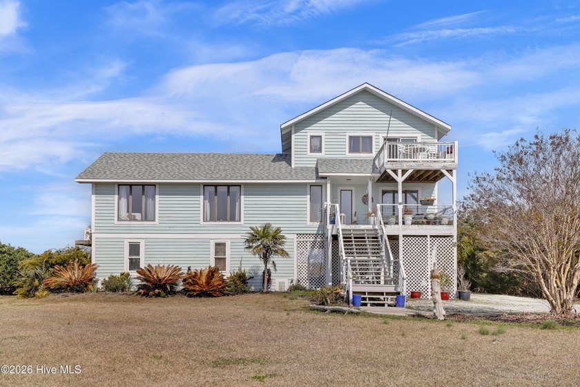Located on an oversized lot this unique home offers 3 bedrooms - Beach Home for sale in Sneads Ferry, North Carolina on Beachhouse.com