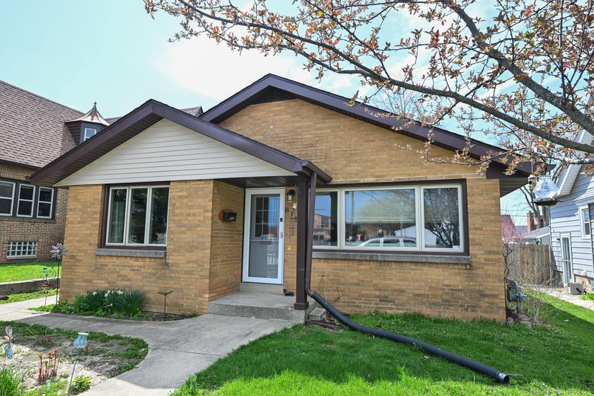 Cute, charming brick ranch with great curb appeal! Enjoy - Beach Home for sale in South Milwaukee, Wisconsin on Beachhouse.com