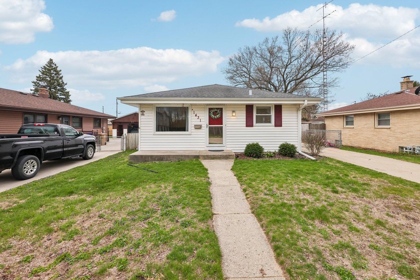 Beautiful 3 bedroom, 2 bathroom ranch-style home near the shores - Beach Home for sale in Kenosha, Wisconsin on Beachhouse.com