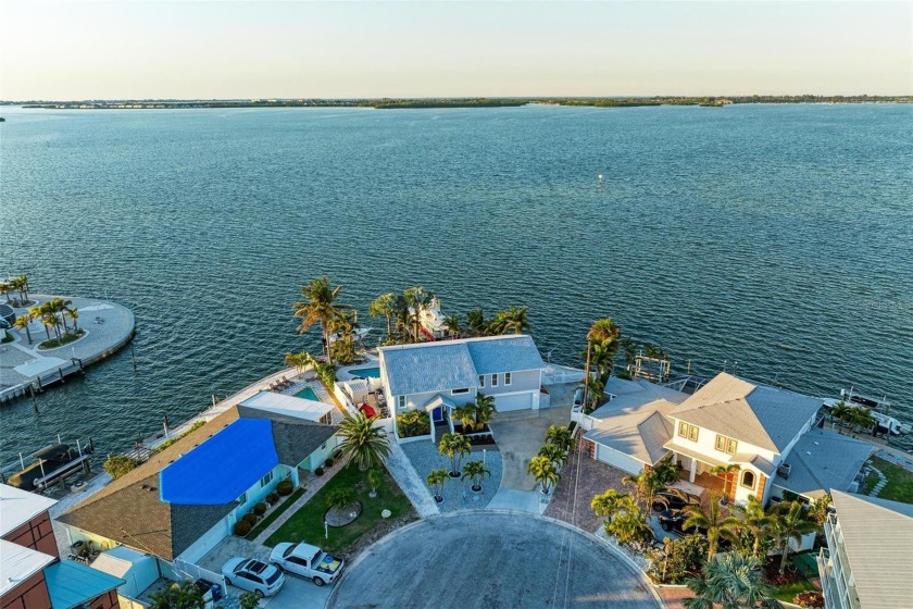 A TRUE BOATER'S PARADISE!! Boasting 146 ft of waterfront, this - Beach Home for sale in Bradenton, Florida on Beachhouse.com