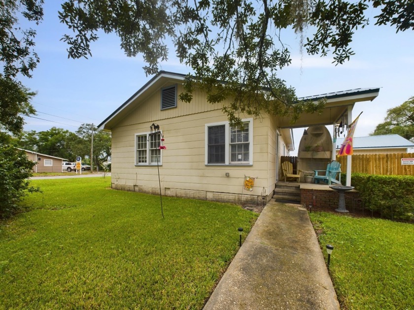 Discover this delightful 3-bedroom, 1-bathroom home in Fort - Beach Home for sale in Fort Walton Beach, Florida on Beachhouse.com