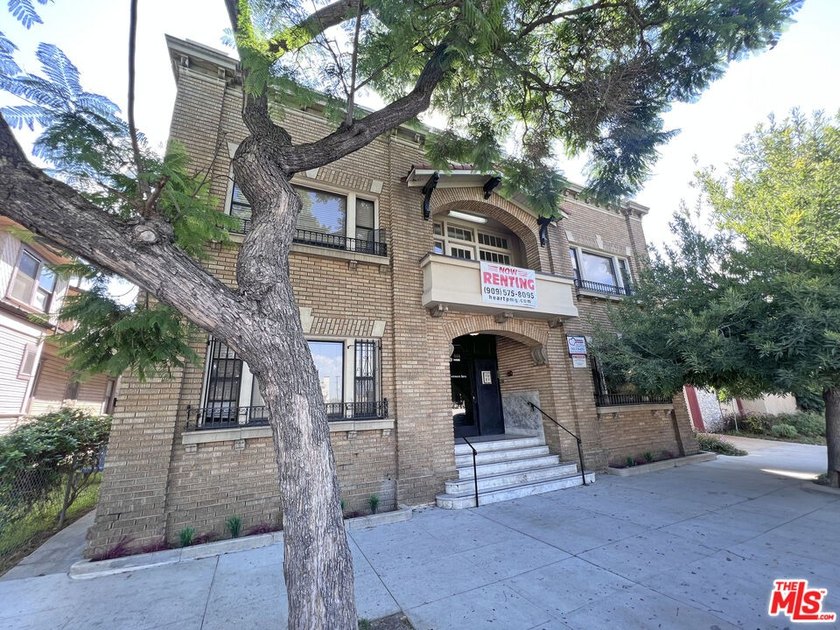 Priced to sell - 9.5 GRM and 6.4% CAP. EARN OVER A 10% CASH ON - Beach Home for sale in Long Beach, California on Beachhouse.com