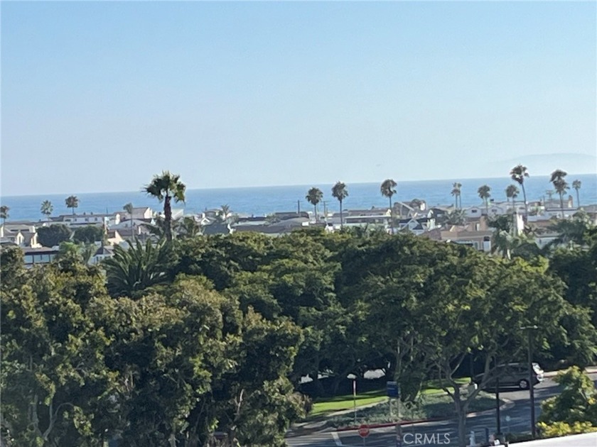 BEAUTIFUL CORNER UNIT WITH PEAK A BOO VIEW OF OCEAN FROM MASTER - Beach Condo for sale in Newport Beach, California on Beachhouse.com