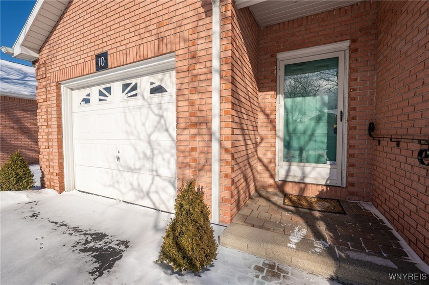 Welcome to 10 Woodpoint Run - a beautifully maintained condo in - Beach Condo for sale in Amherst, New York on Beachhouse.com