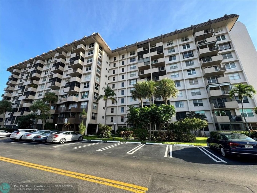 This is one of Pompano Beach's best!  Beautifully updated and - Beach Condo for sale in Pompano Beach, Florida on Beachhouse.com