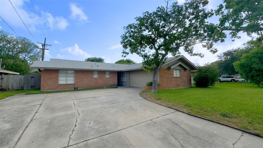 This home is centrally located in the heart of Portland, TX. It - Beach Home for sale in Portland, Texas on Beachhouse.com