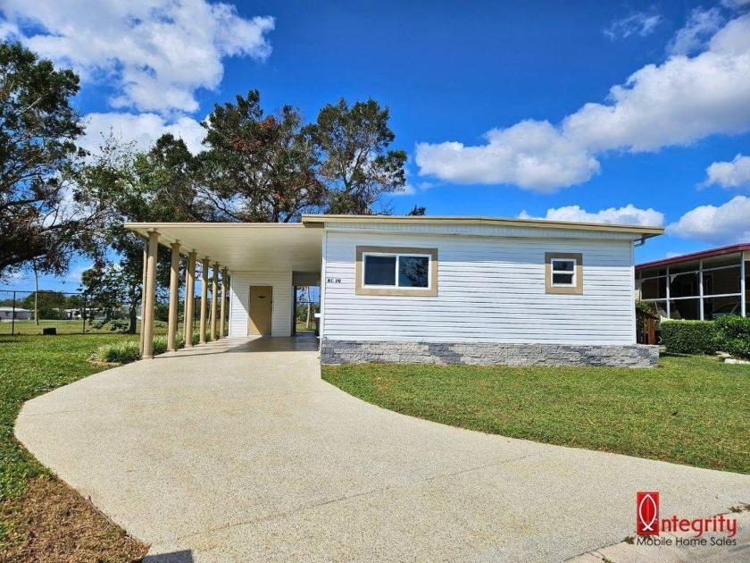 Welcome to Village on the Greens, a beautiful 55+ GATED - Beach Home for sale in Bradenton, Florida on Beachhouse.com