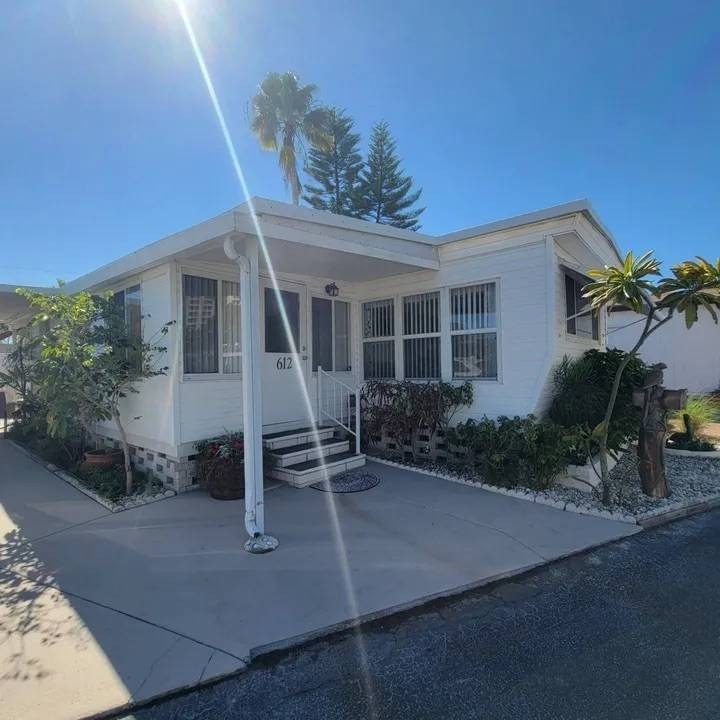 This 1-bedroom, 1-bathroom mobile home is a fantastic contractor - Beach Home for sale in South Pasadena, Florida on Beachhouse.com