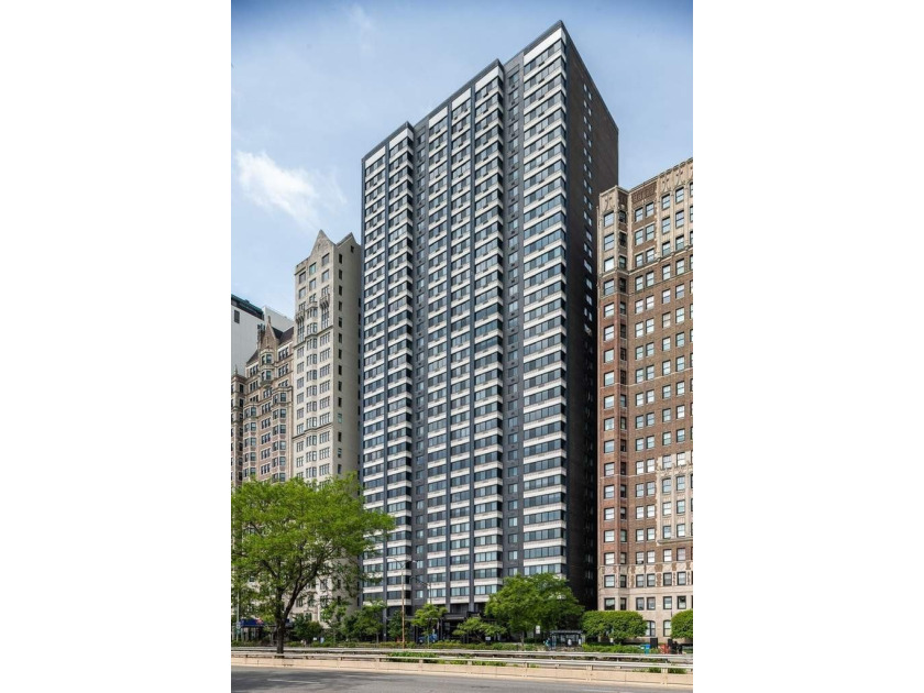 Reward yourself in this lovely, spacious 3BR 2BA condo in a - Beach Condo for sale in Chicago, Illinois on Beachhouse.com