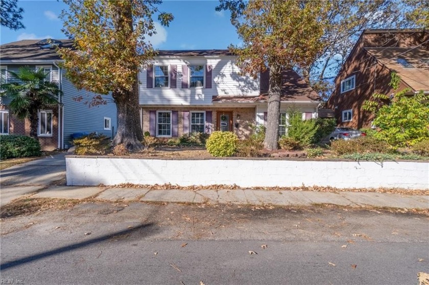 Discover the best of both worlds at this charming lakefront home - Beach Home for sale in Virginia Beach, Virginia on Beachhouse.com